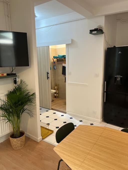 - une salle à manger avec une table et une télévision dans la chambre dans l'établissement New Cosy Home, à Nogent-sur-Marne