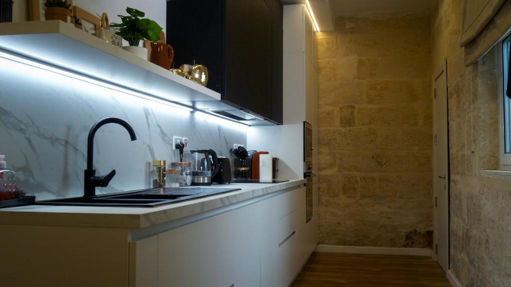 Kuchyň nebo kuchyňský kout v ubytování Townhouse 26 in Sliema, Malta