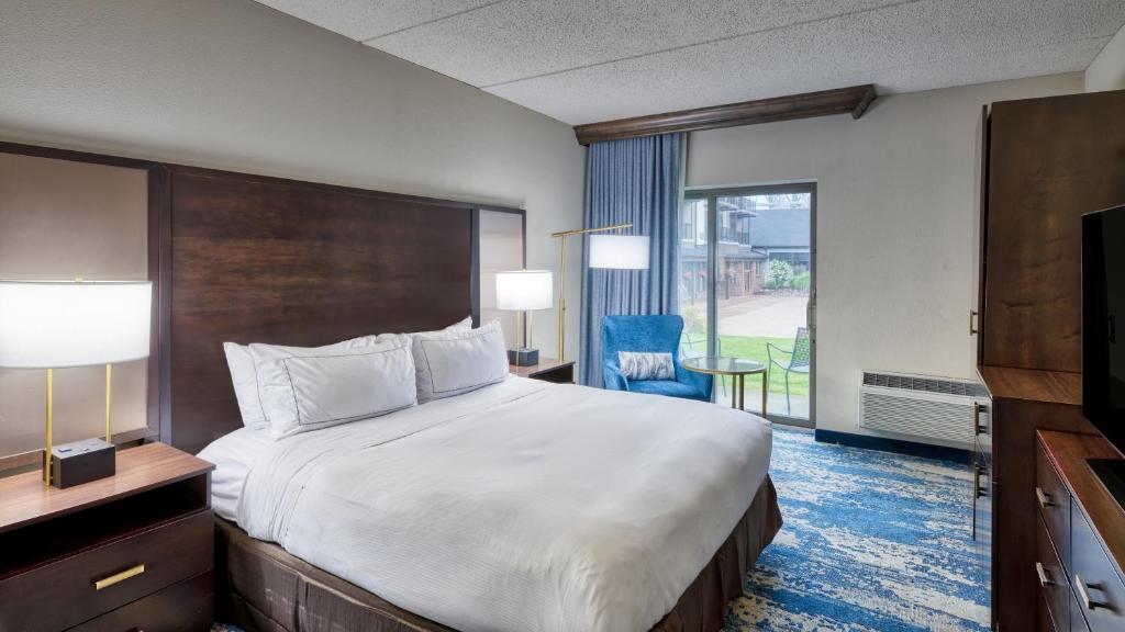 Postel nebo postele na pokoji v ubytování DoubleTree by Hilton Port Huron