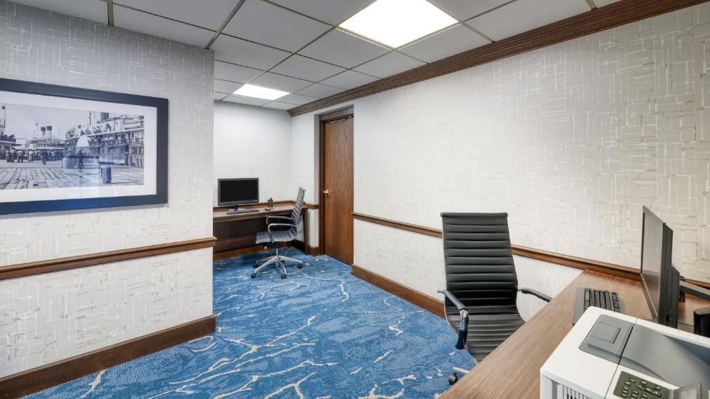 TV a/nebo společenská místnost v ubytování DoubleTree by Hilton Port Huron