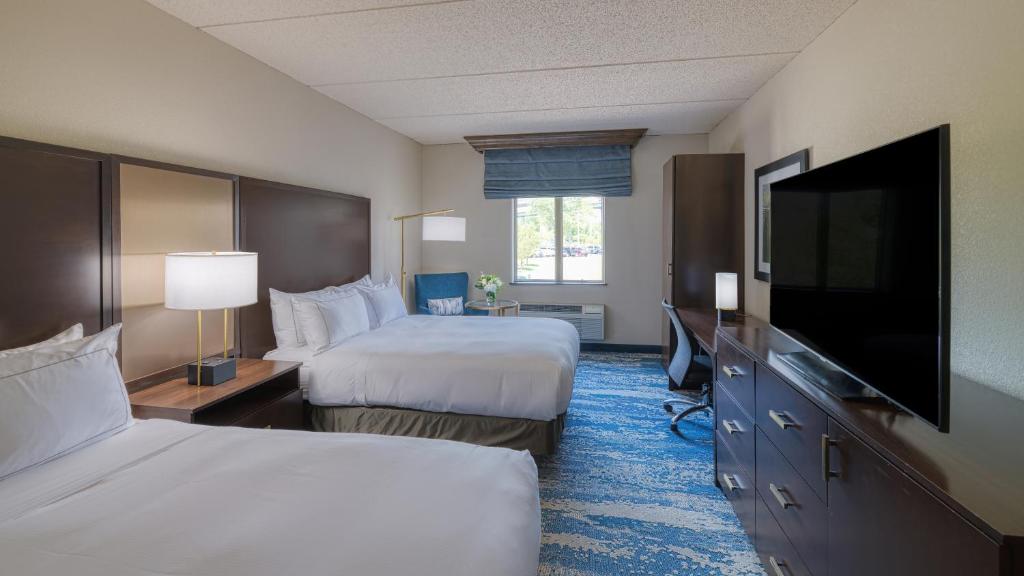 Postel nebo postele na pokoji v ubytování DoubleTree by Hilton Port Huron