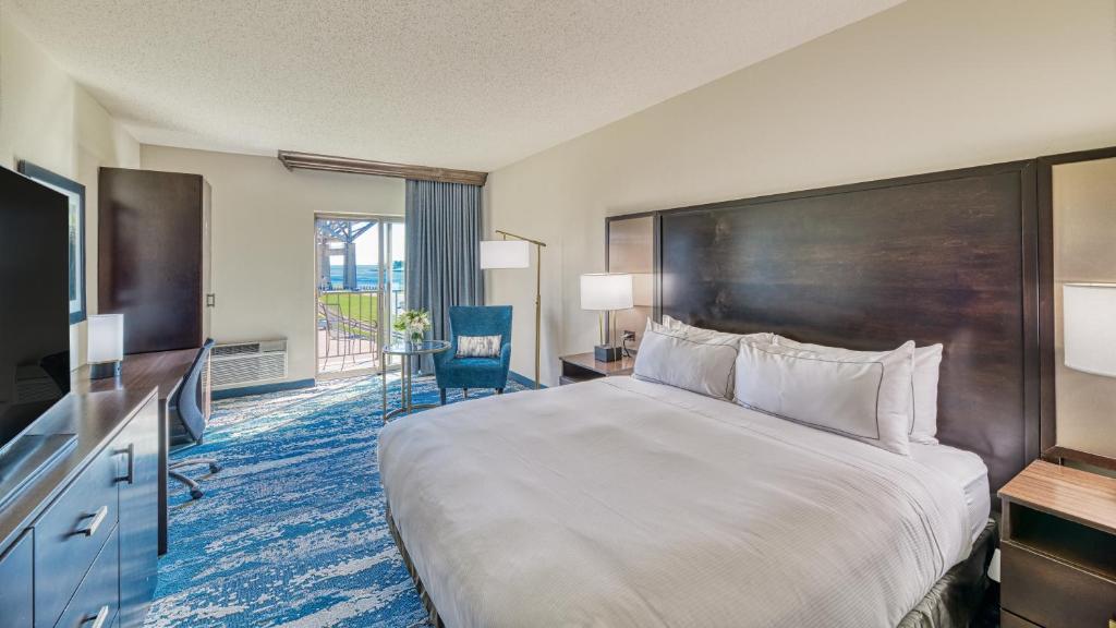 Postel nebo postele na pokoji v ubytování DoubleTree by Hilton Port Huron