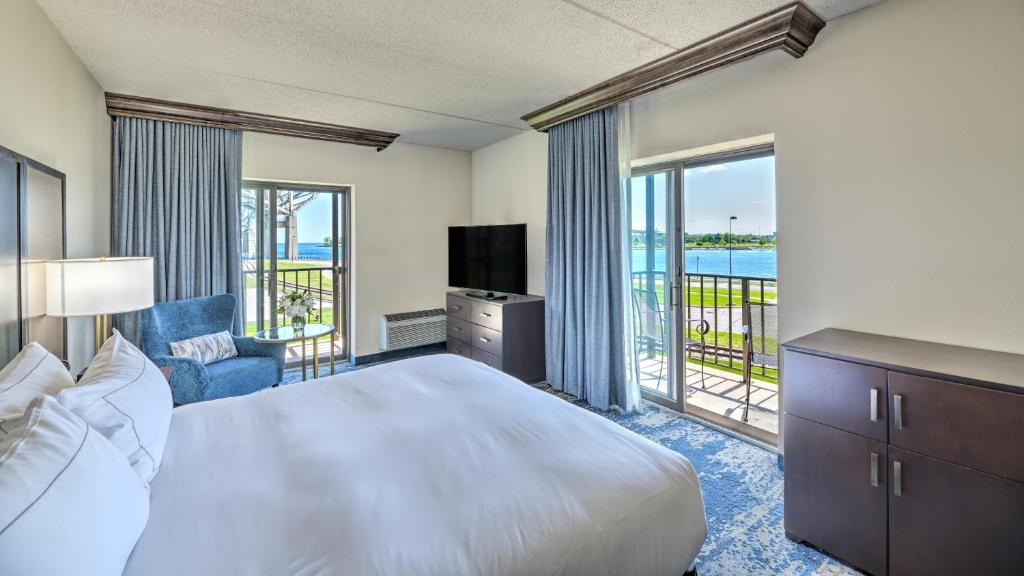 Postel nebo postele na pokoji v ubytování DoubleTree by Hilton Port Huron