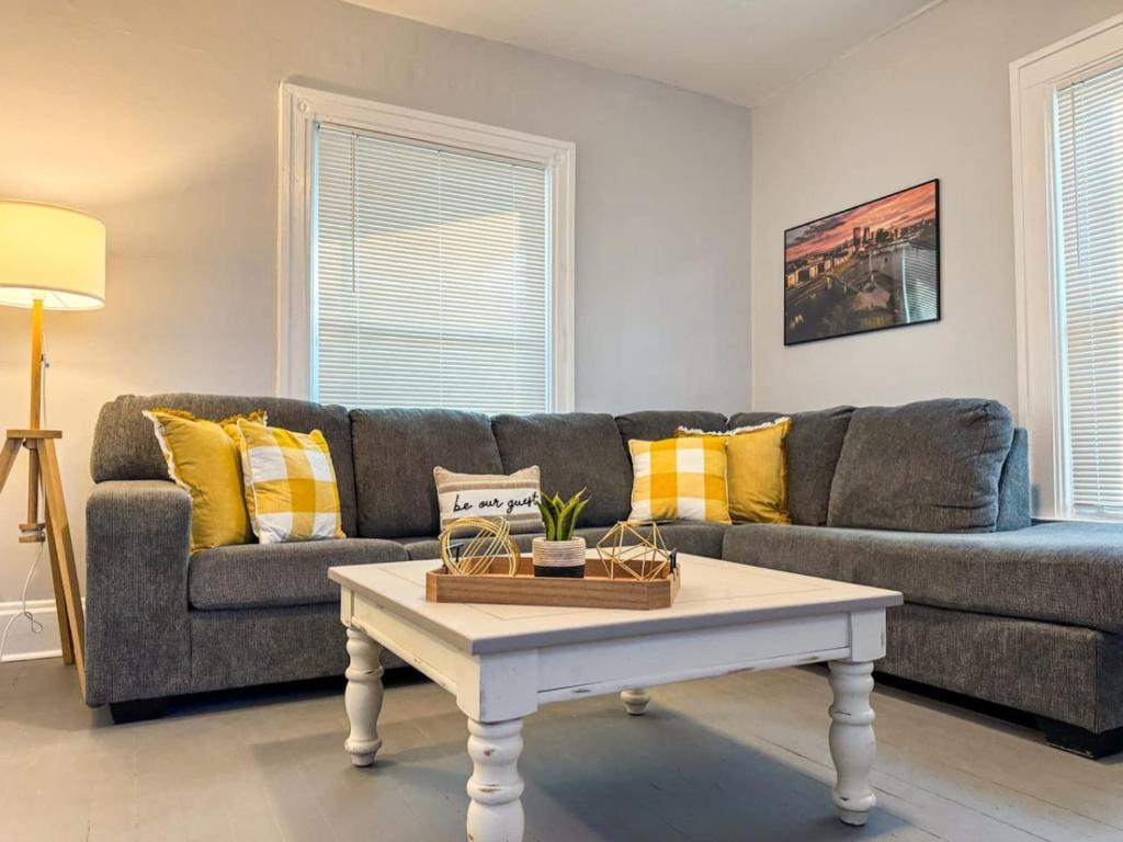 Χώρος καθιστικού στο Spacious 4 bedroom Sleeps 8 with 7 Beds plus Parking