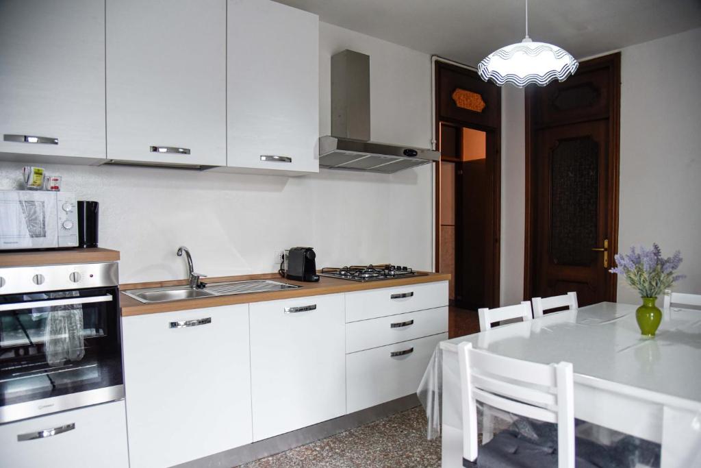 Kuchyň nebo kuchyňský kout v ubytování Appartamento Magnolia