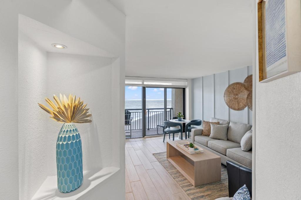 Posezení v ubytování Modern Oceanfront 1 Bedroom Condo, Prime Location, Stunning Views at Beach Cove Resort