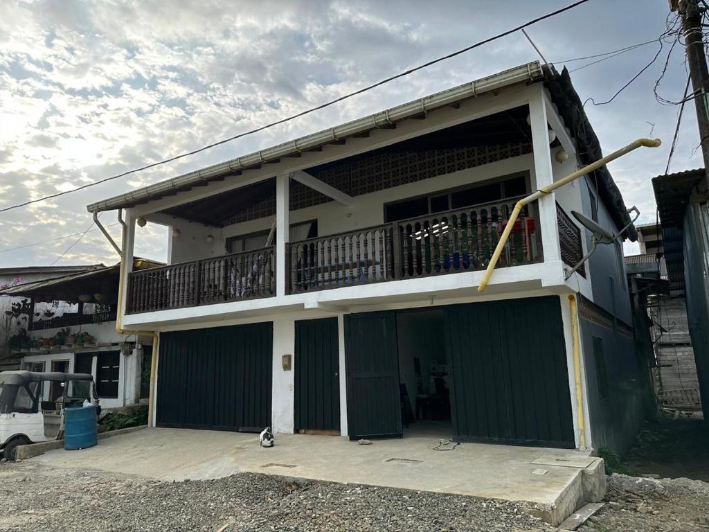 バイーア・ソラノにあるApartaloft en bahia solanoのバルコニー付きの家