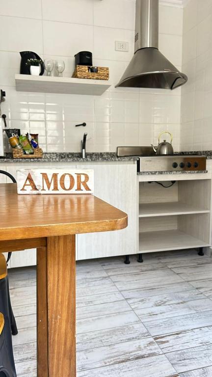 罗卡将军市HolaCentro的厨房柜台上贴有更多标志