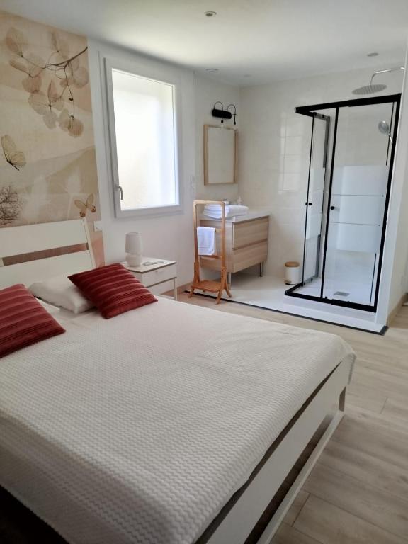 Postel nebo postele na pokoji v ubytování Grande Villa divisée en deux logements