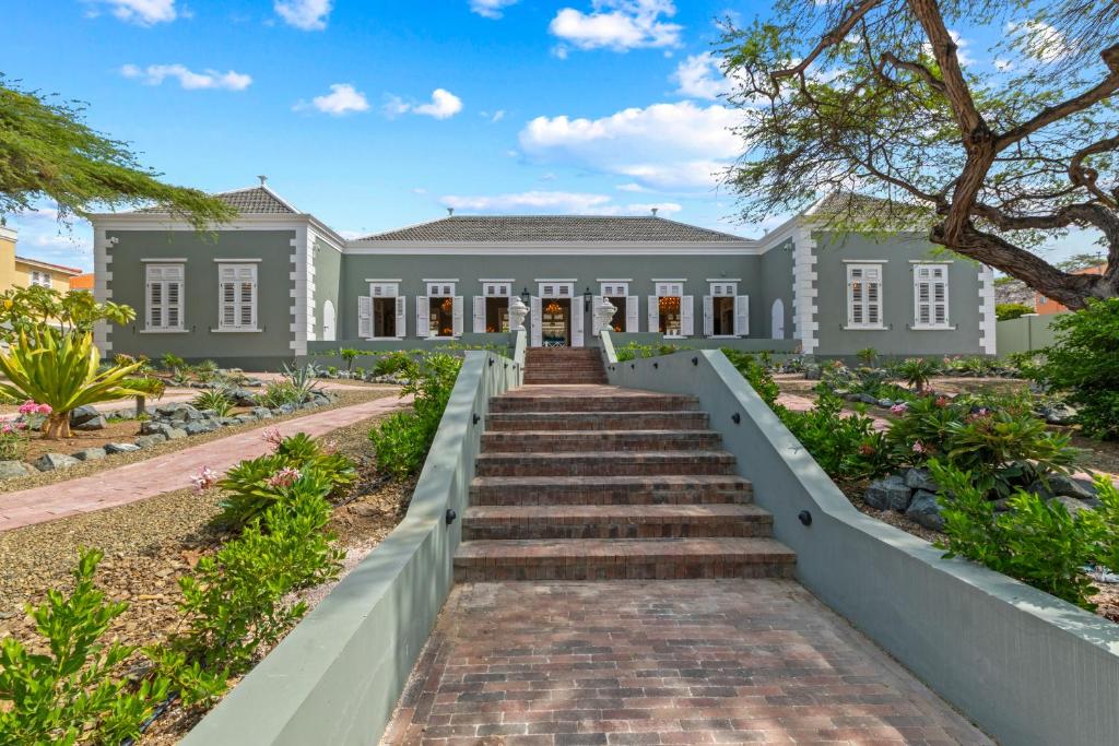 una casa grande con escaleras que conducen a ella en NEW! Landhuis Kranshi Willemstad, en Willemstad