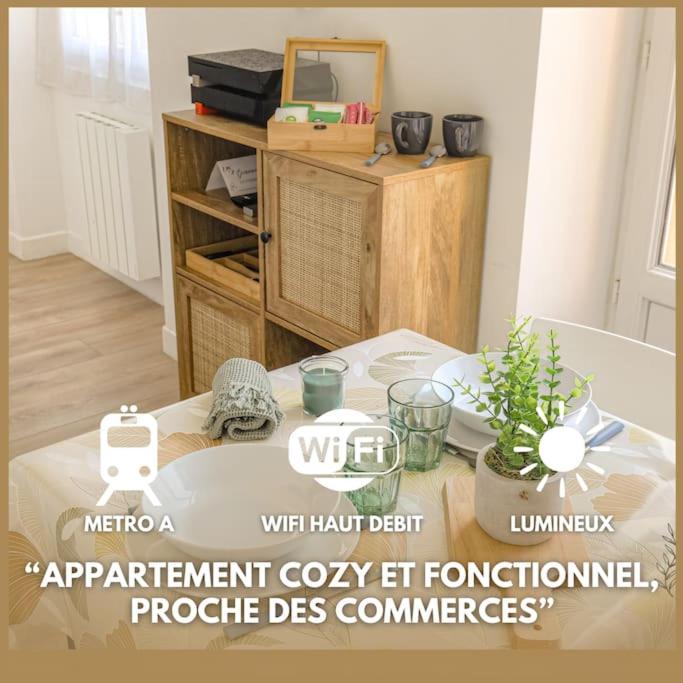 une salle avec une table et un coût élevé pour le forongaforge des conférences dans l'établissement Le Paisible - Proximité métro A, à Villeurbanne