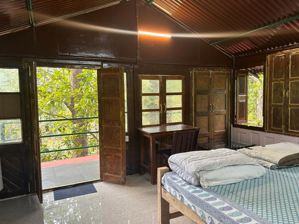 Postel nebo postele na pokoji v ubytování Treehouse at Kamp