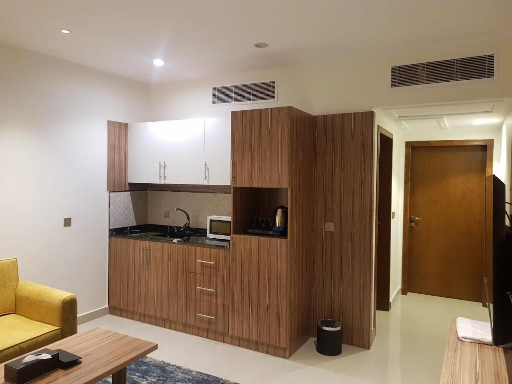 Kuchyň nebo kuchyňský kout v ubytování ALHYAT Hotel - فندق الحياة