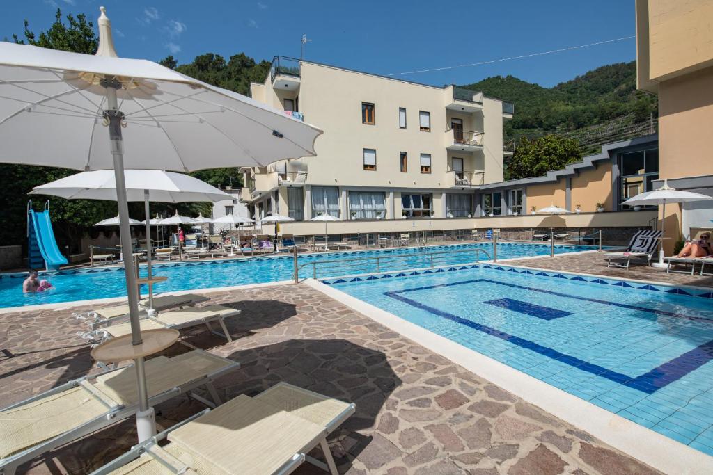 Bazén v ubytování Hotel San Pietro nebo v jeho okolí