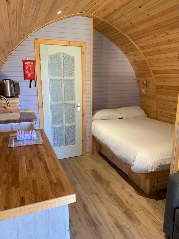 Postel nebo postele na pokoji v ubytování Kersebrock Kabins