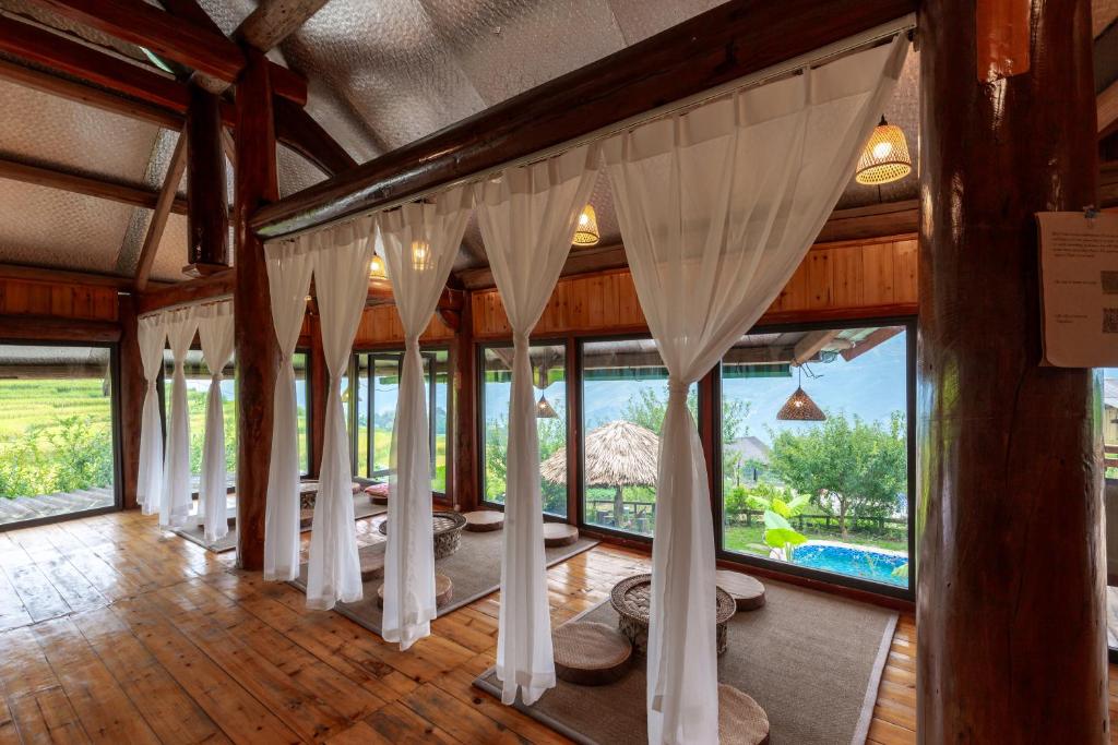 Hồ bơi trong/gần Moc Home Sapa