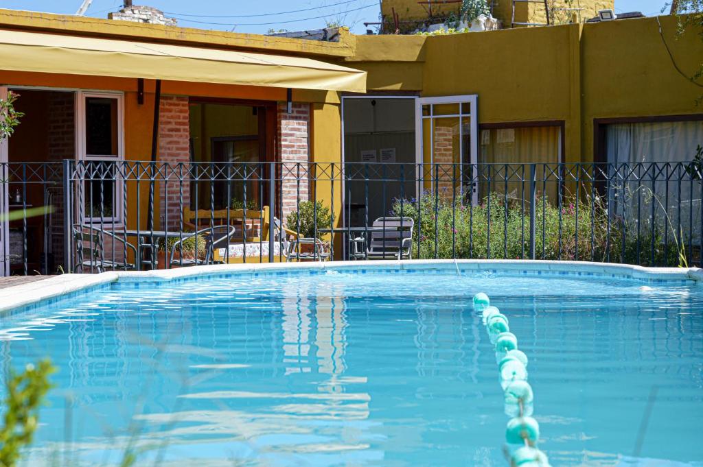 ミナ・クラベロにあるApart hotel La Posaditaの家の前のプール