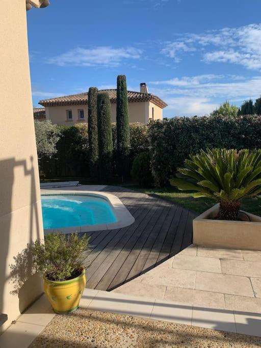 une cour arrière avec une piscine et une maison dans l'établissement Beautiful AC house with swimming pool Aix center, à Aix-en-Provence