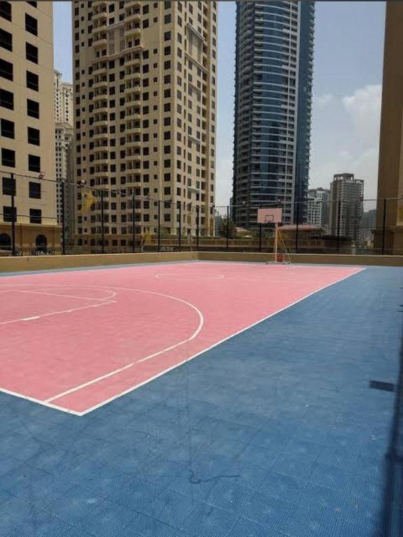 Tennis und&#47;oder Squash in der Unterkunft Ora Place JBR oder in der Nähe