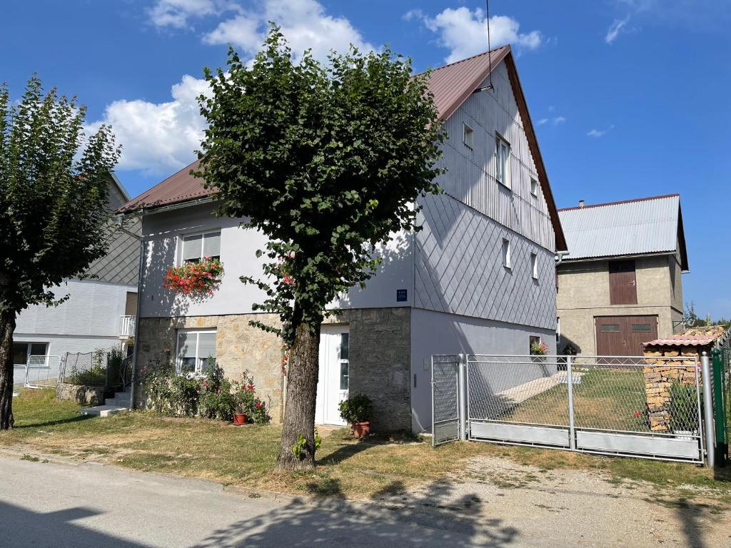 Budova, v ktorej sa apartmán nachádza