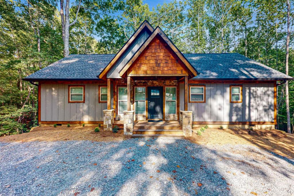 a small house in the middle of the forest at Rustic Elegance of Ellijay in Ellijay