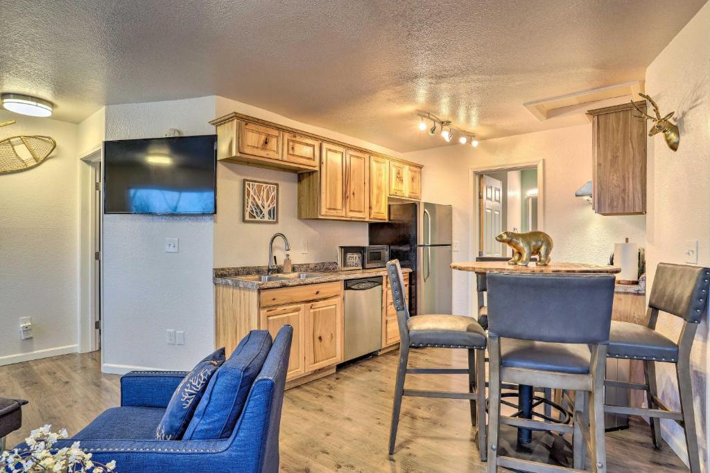 Kuchyň nebo kuchyňský kout v ubytování Coastal-View Apartment Near Downtown Anchorage!