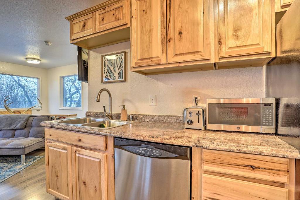 Kuchyň nebo kuchyňský kout v ubytování Coastal-View Apartment Near Downtown Anchorage!