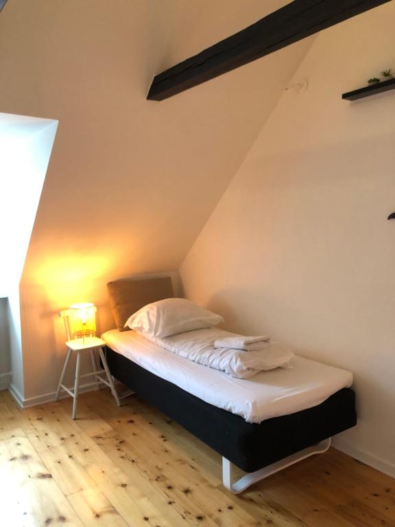 Postel nebo postele na pokoji v ubytování Huset ved springvandet