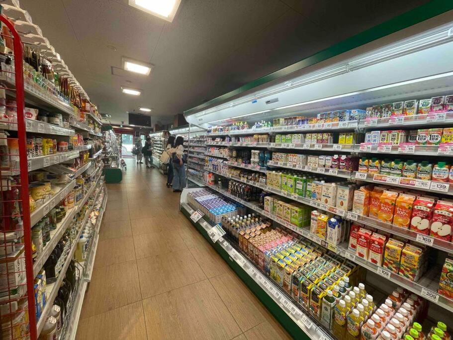 Supermarket nebo jiné obchody v  apartmánu nebo okolí