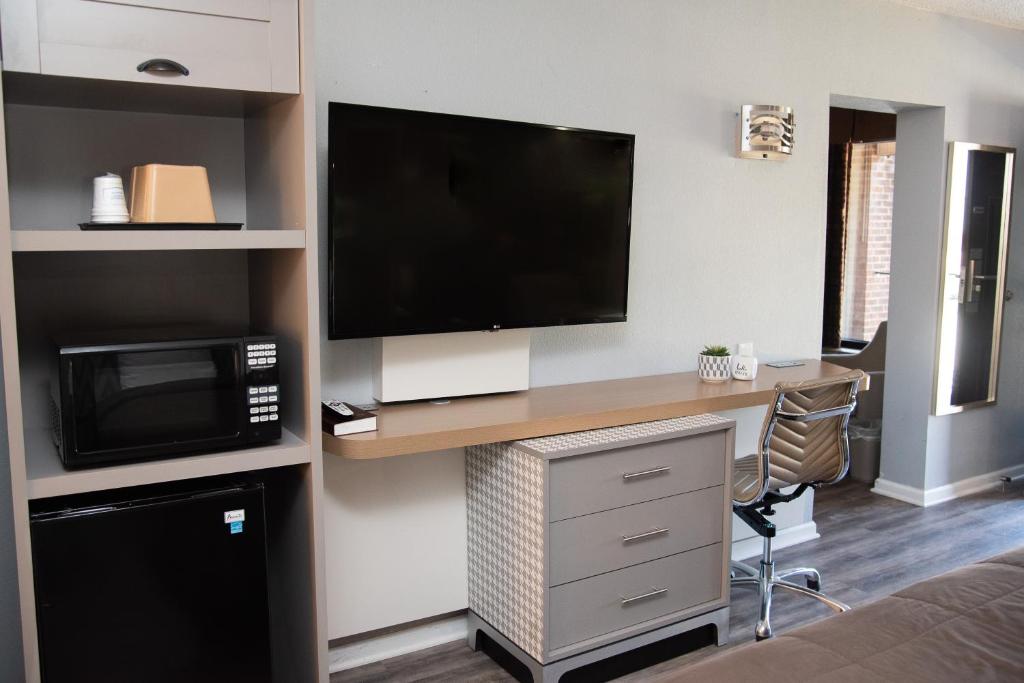 Columbus Inn and Suites - King Room - Non-Smoking