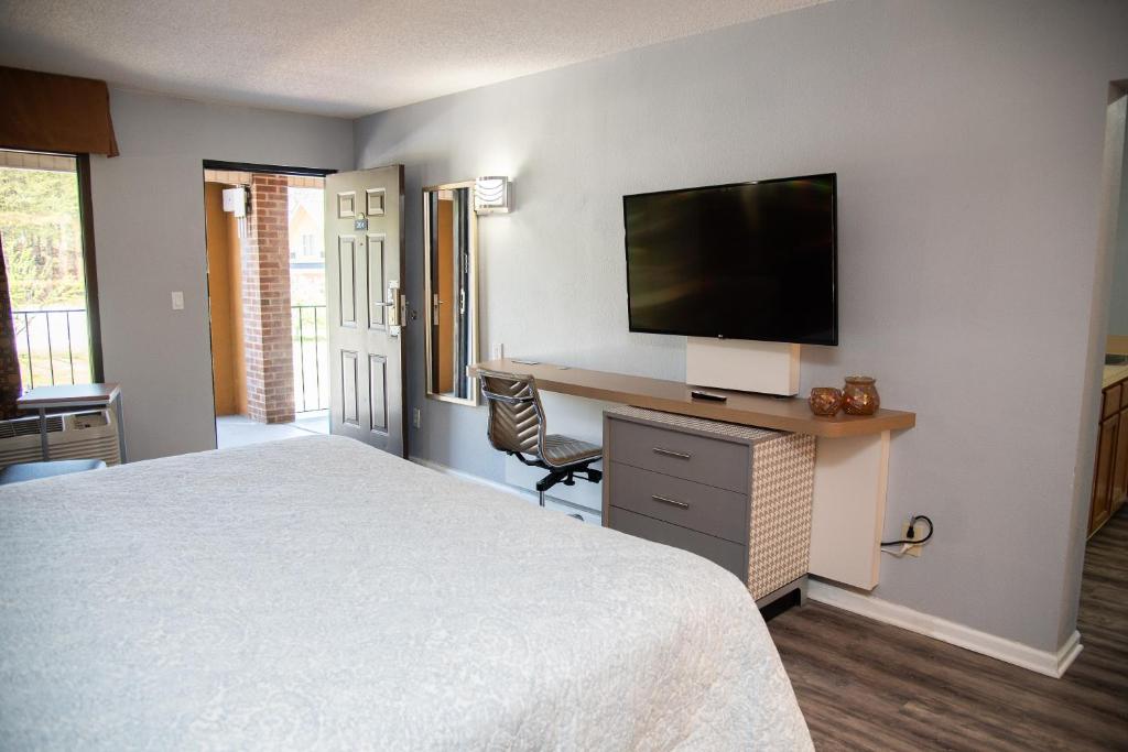 Columbus Inn and Suites - King Studio Suite - Smoking