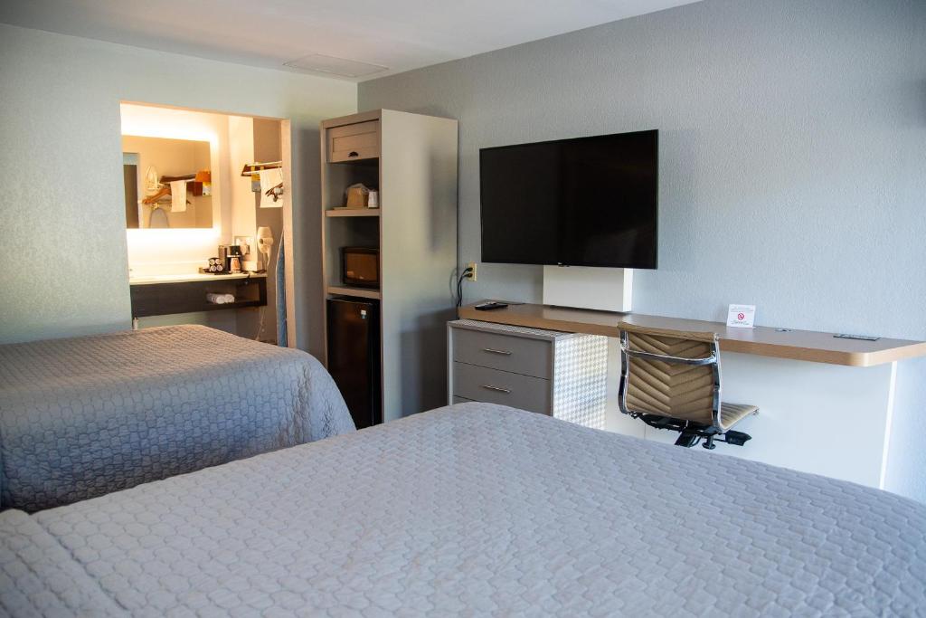 Columbus Inn and Suites - Queen Room With Two Queen Beds - Smoking