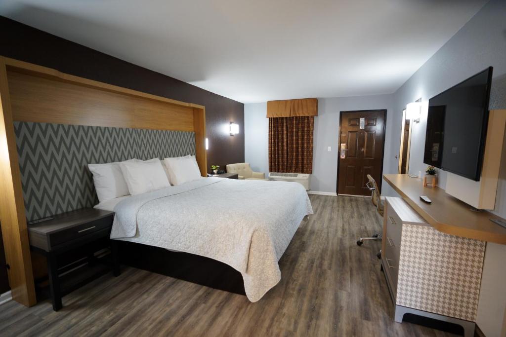 Columbus Inn and Suites - King Studio Suite - Non-Smoking