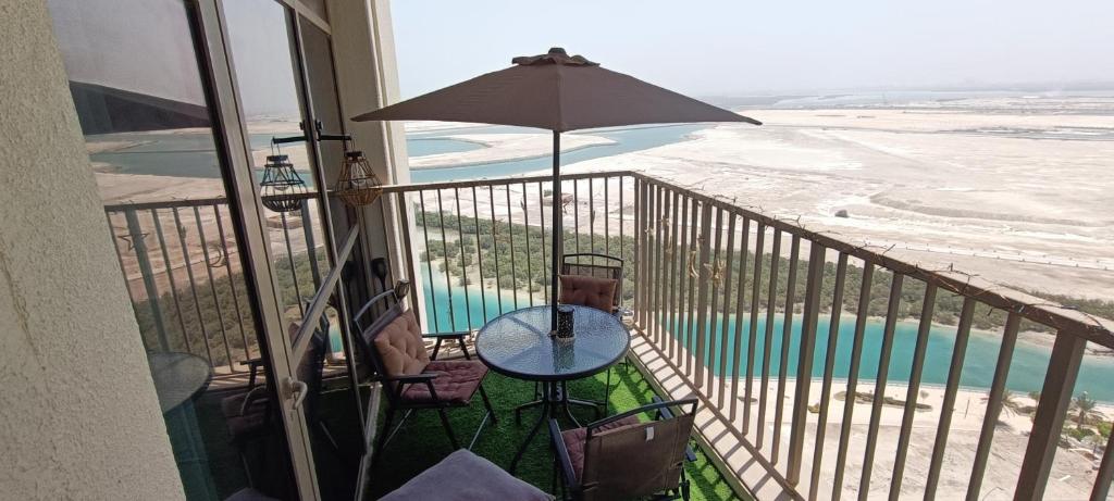 Balkón nebo terasa v ubytování Upscale 2BR apartment with a complete view of the sea on Al Reem Island