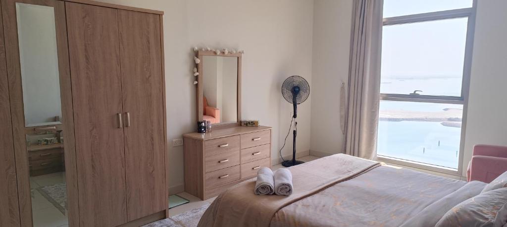 Postel nebo postele na pokoji v ubytování Upscale 2BR apartment with a complete view of the sea on Al Reem Island