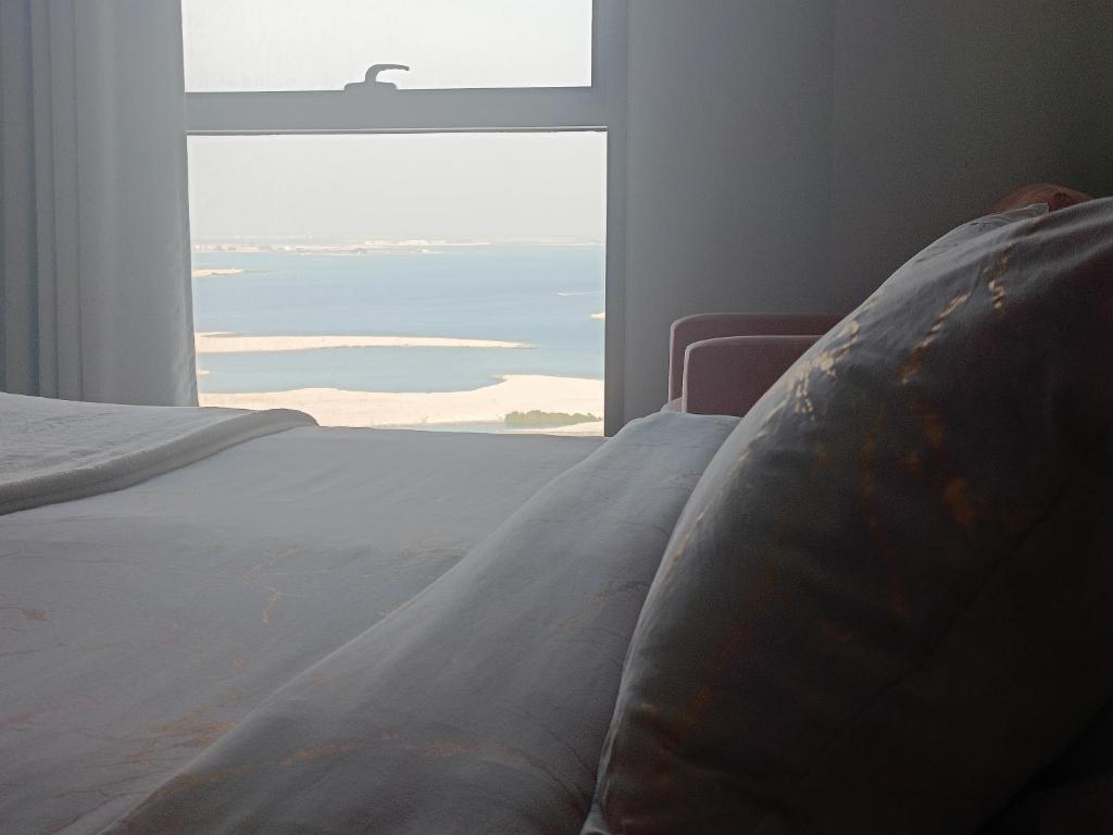 Postel nebo postele na pokoji v ubytování Upscale 2BR apartment with a complete view of the sea on Al Reem Island