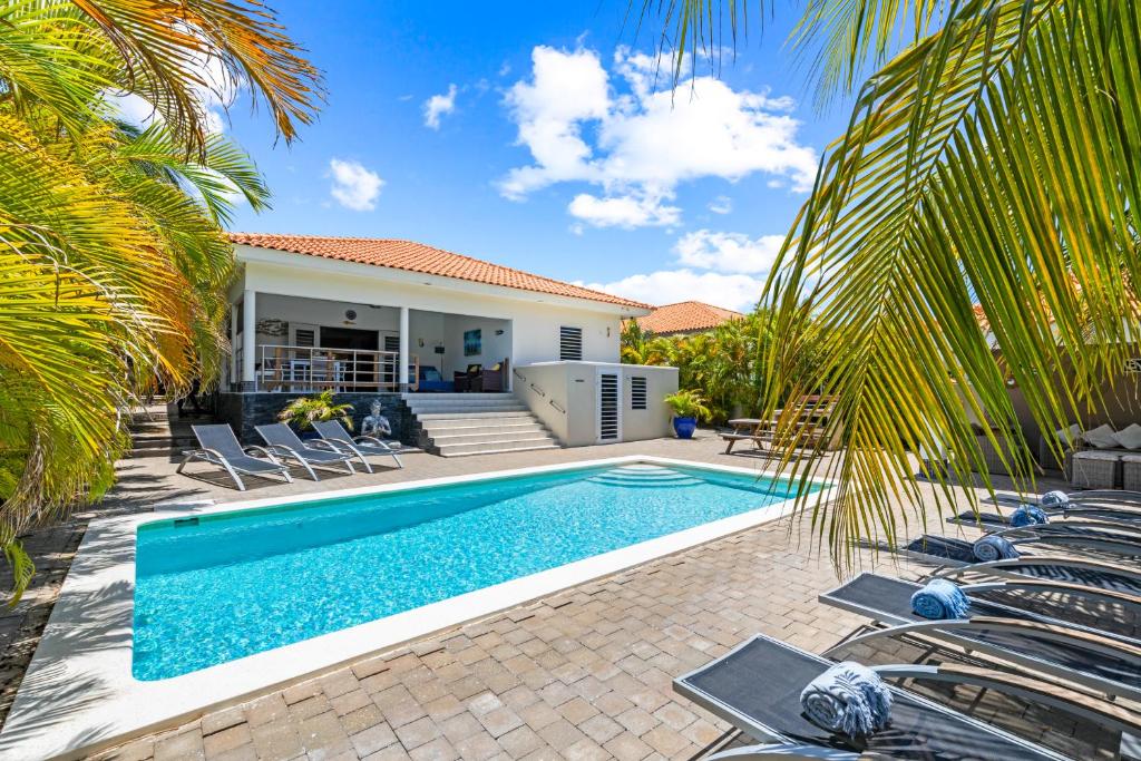Piscina a Villa Noukasa o a prop