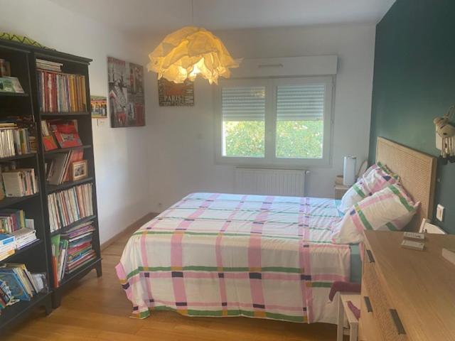 une chambre avec un lit et une étagère dans l'établissement Chambres à la campagne, à Mus