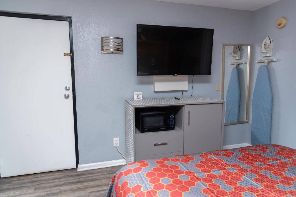 Columbus Inn and Suites - Queen Room - Disability Access/Smoking