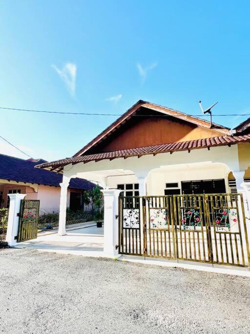 a building with a wooden fence in front of it at Akasia HomeStay di Bukit Payong, Terengganu in Bukit Payong