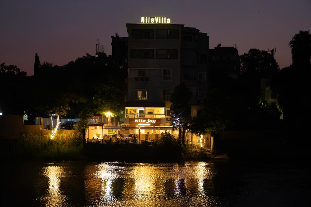 Výhled na řeku, která protéká v blízkosti hotelu