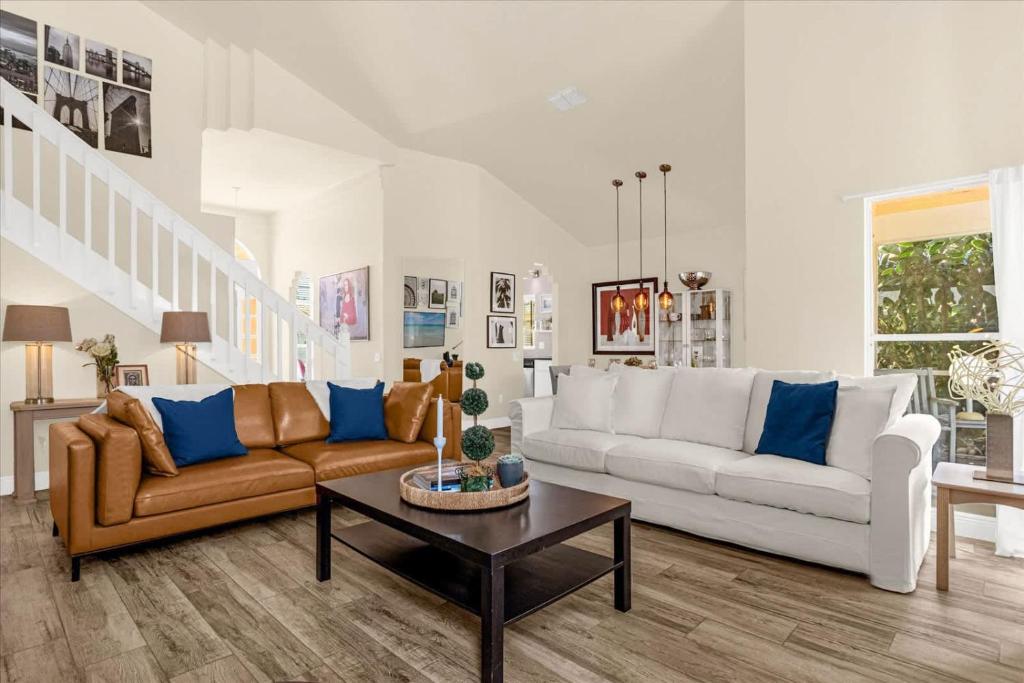 un salon avec un canapé et une table dans l'établissement Luxury 4BR Home at Ventura Golf and Country Club, à Orlando