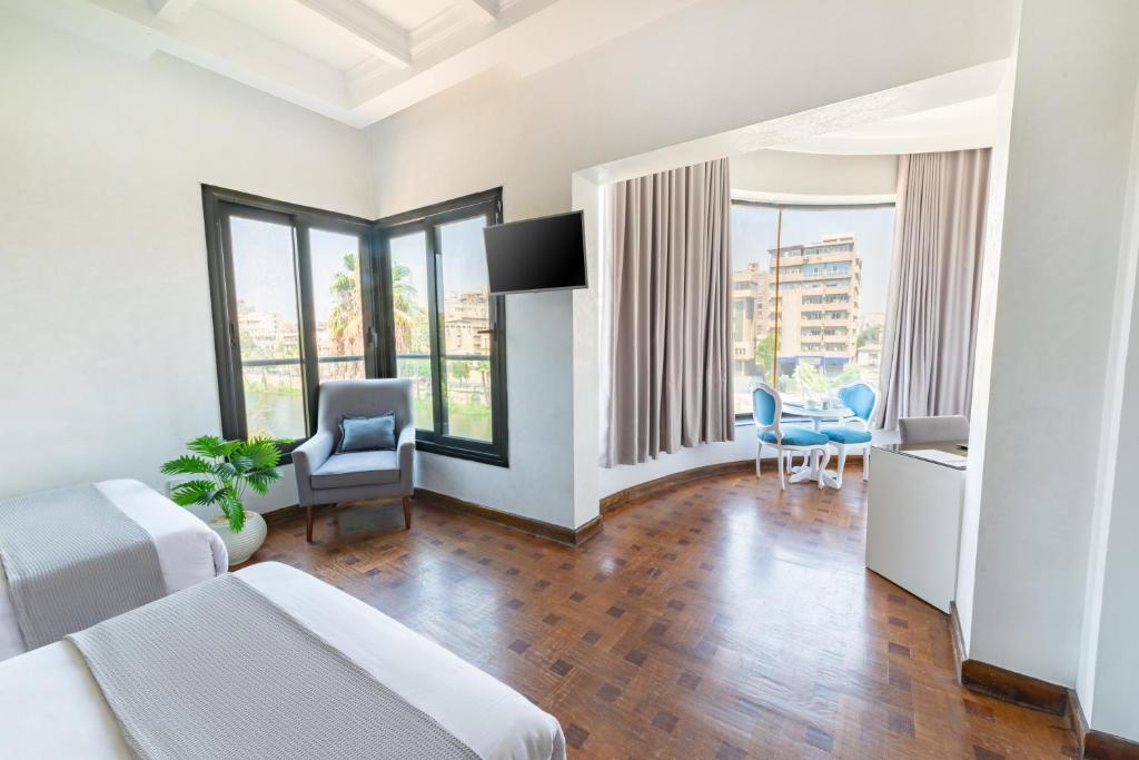 TV a/nebo společenská místnost v ubytování Nile Villa Hotel