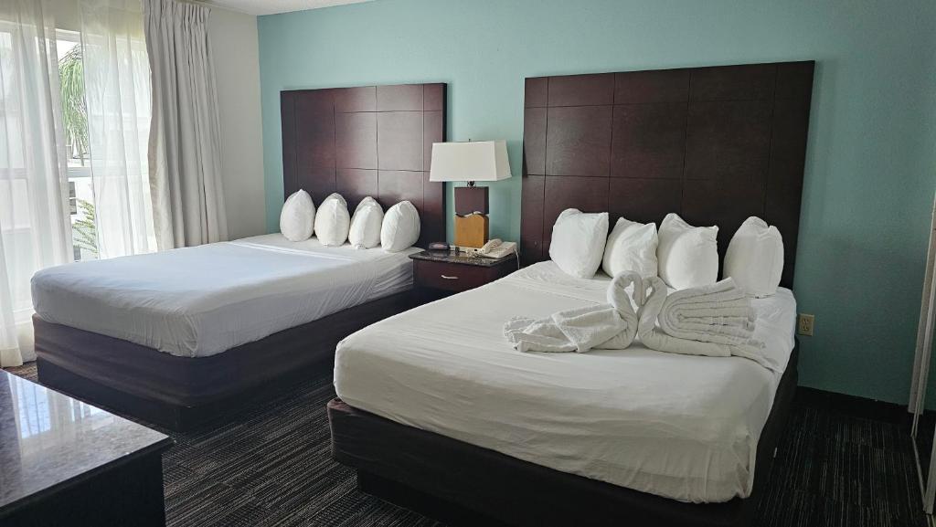 SureStay Plus by Best Western Orlando Lake Buena Vista - Suite With Two Double Beds And Sofa Bed - Roll-In-Shower/Disability Access