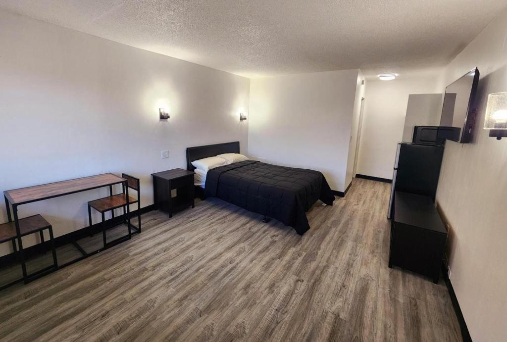 The Hastings Inn Salina - Queen Suite