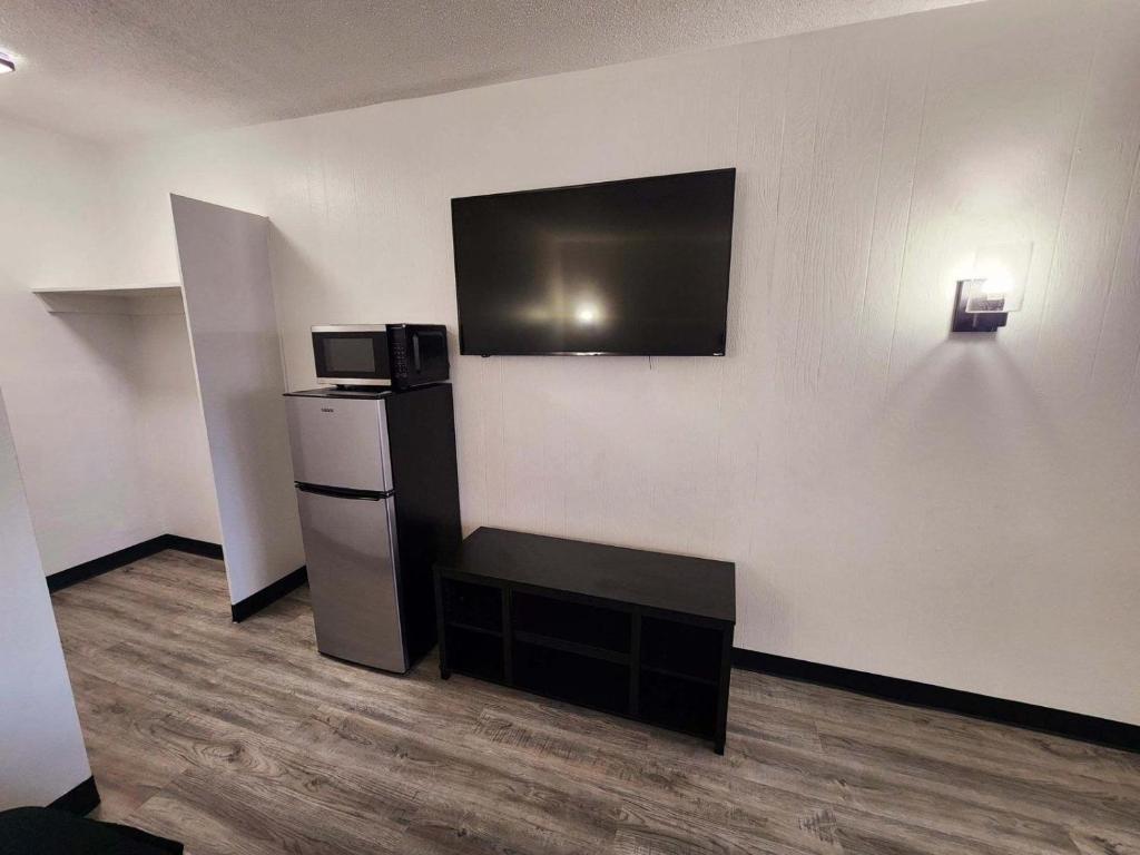 The Hastings Inn Salina - Queen Suite