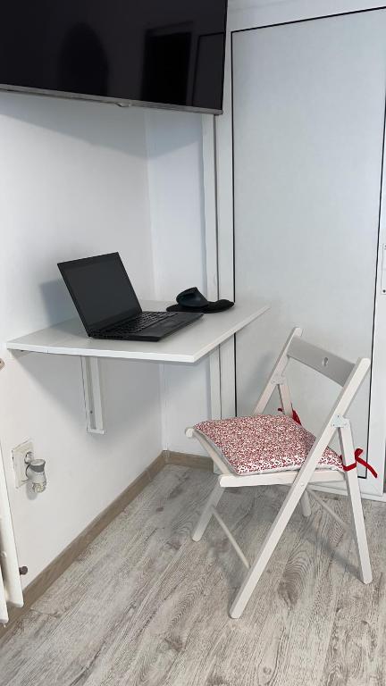 TV a/nebo společenská místnost v ubytování Serene Studio
