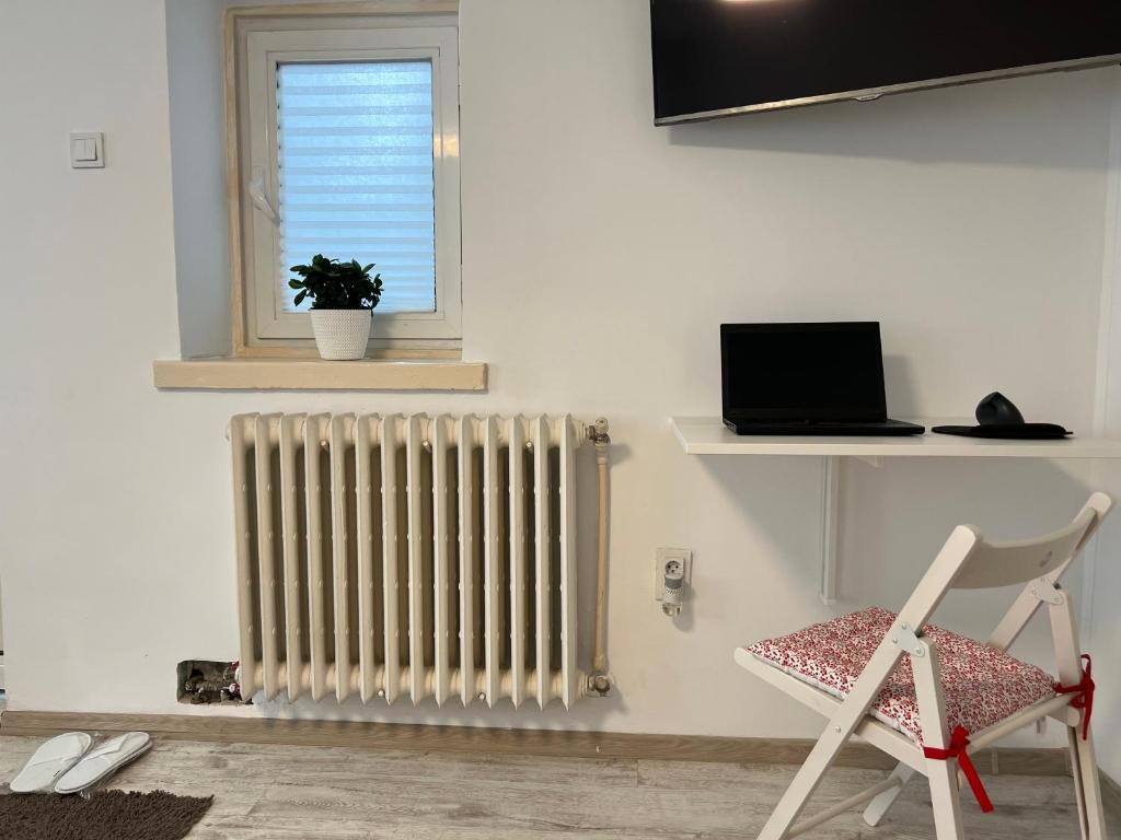 TV a/nebo společenská místnost v ubytování Serene Studio