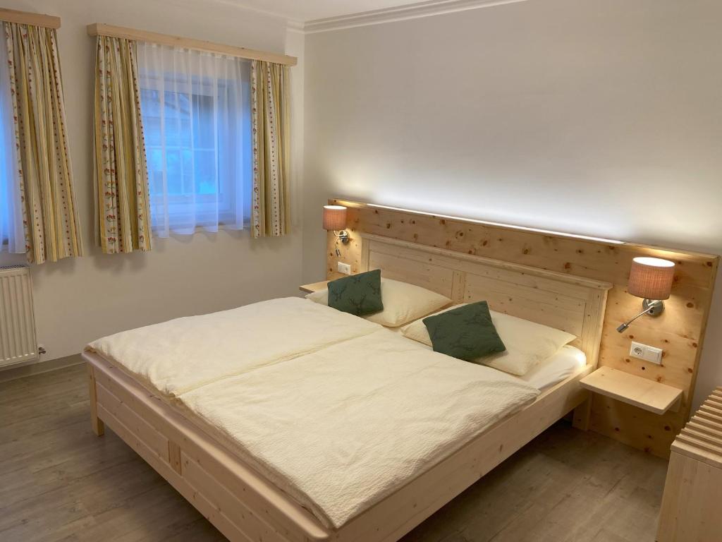 A bed or beds in a room at Plombergbauer