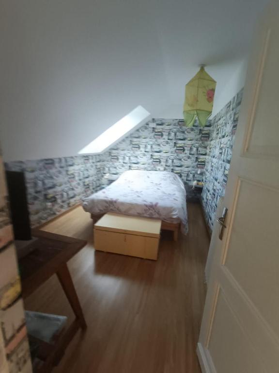 une chambre avec un lit dans une pièce dans l'établissement Luna, à La Coquille